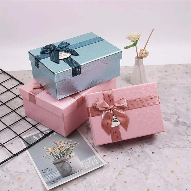 Cajas de regalo rectangulares brillantes con tapas